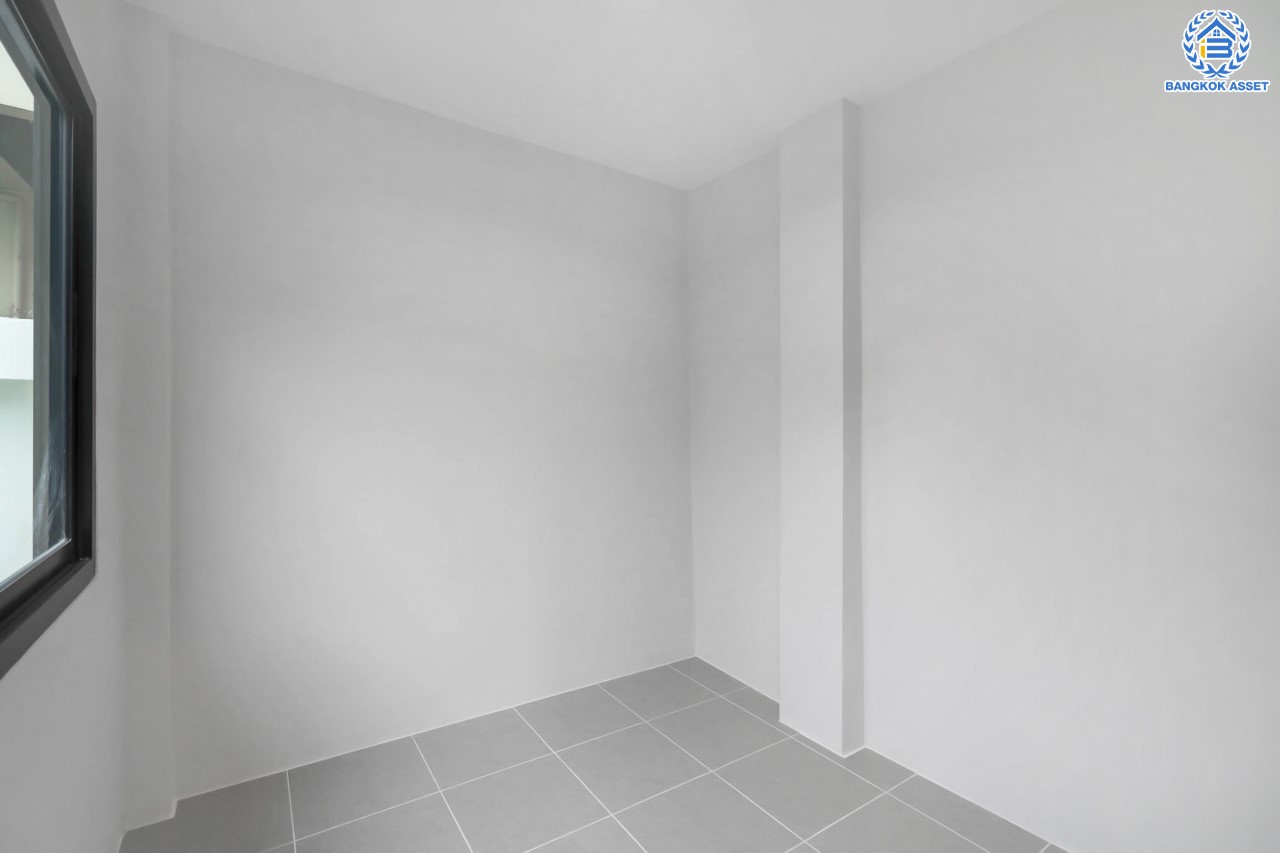 บ้านมือสองตกแต่งใหม่ ม.กฤษดานคร18 บรมราชชนนี เนื้อที่ 125 ตร.ว. บนพื้นที่ใช้สอยมากถึง 353 ตร.ม. อีกระดับของฟังก์ชัน 4 ห้องนอน 4 ห้องน้ำ 1 ห้องอเนกประสงค์ 1 ห้องแม่บ้าน จอดรถได้ 2 คัน บรรยากาศสุด Private บนทำเลศักยภาพเชื่อมต่อหลายเส้นทาง ใกล้เซ็นทรัลปิ่นเกล้า ม.มหิดล และทางด่วน "กาญจนาภิเษก"...